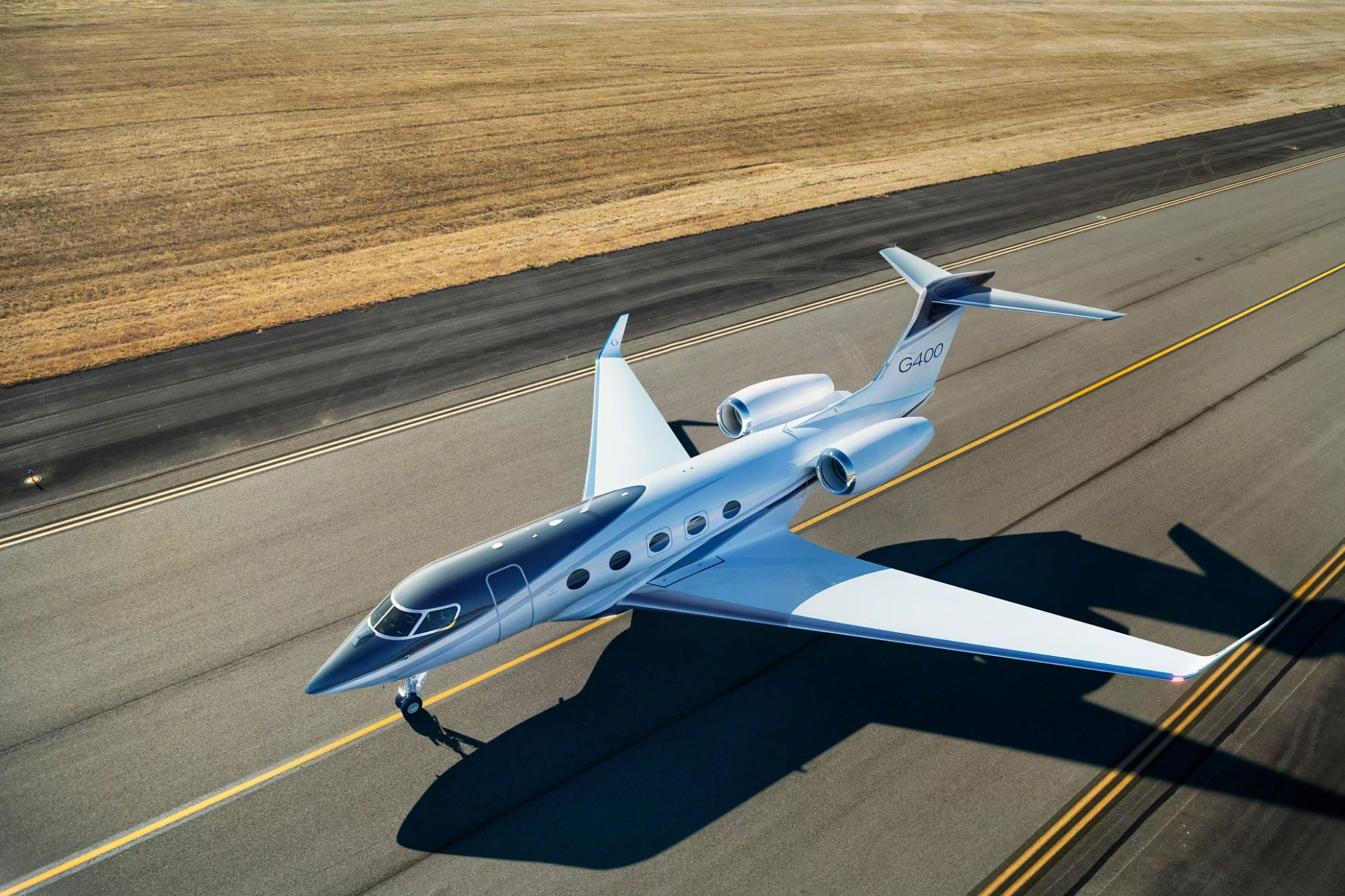 Gulfstream G400 taxiing on a runway
