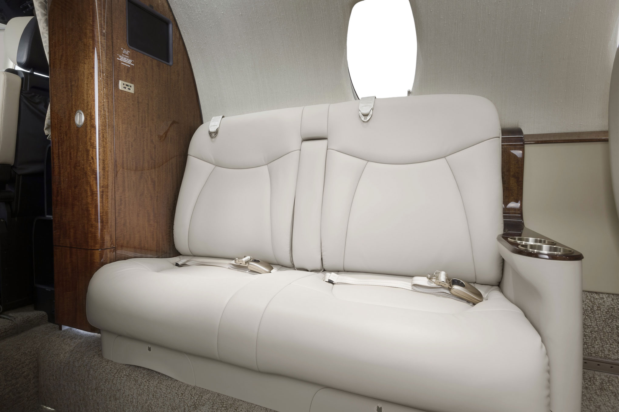 Cessna Citation XLS+ cabin side-facing divan in cream leather