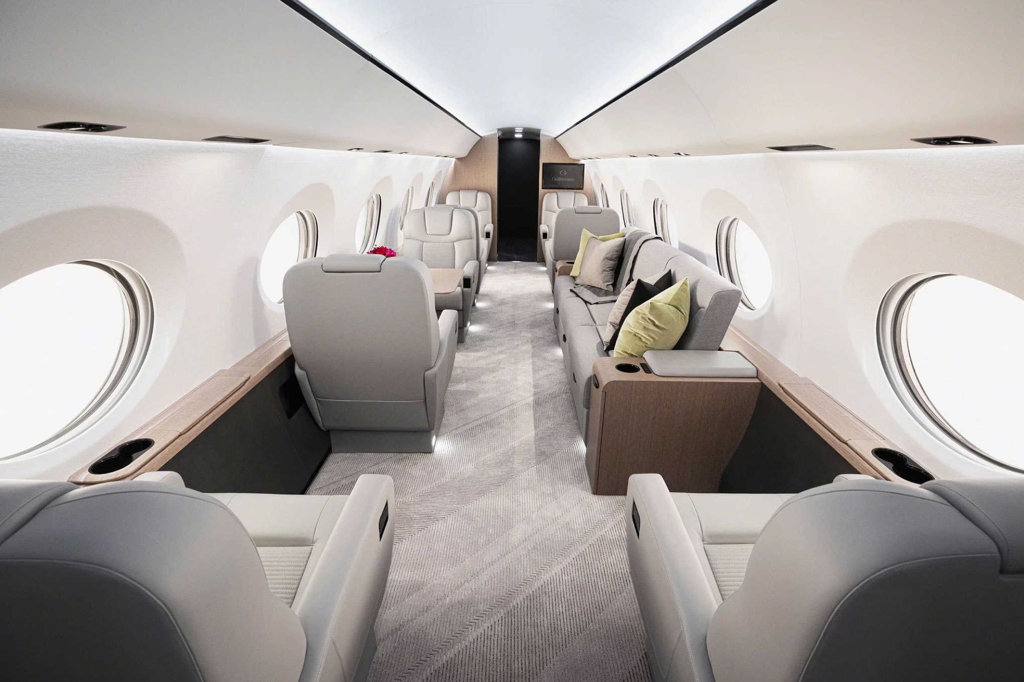 Gulfstream G400 cabin aisle between a divan and club seats
