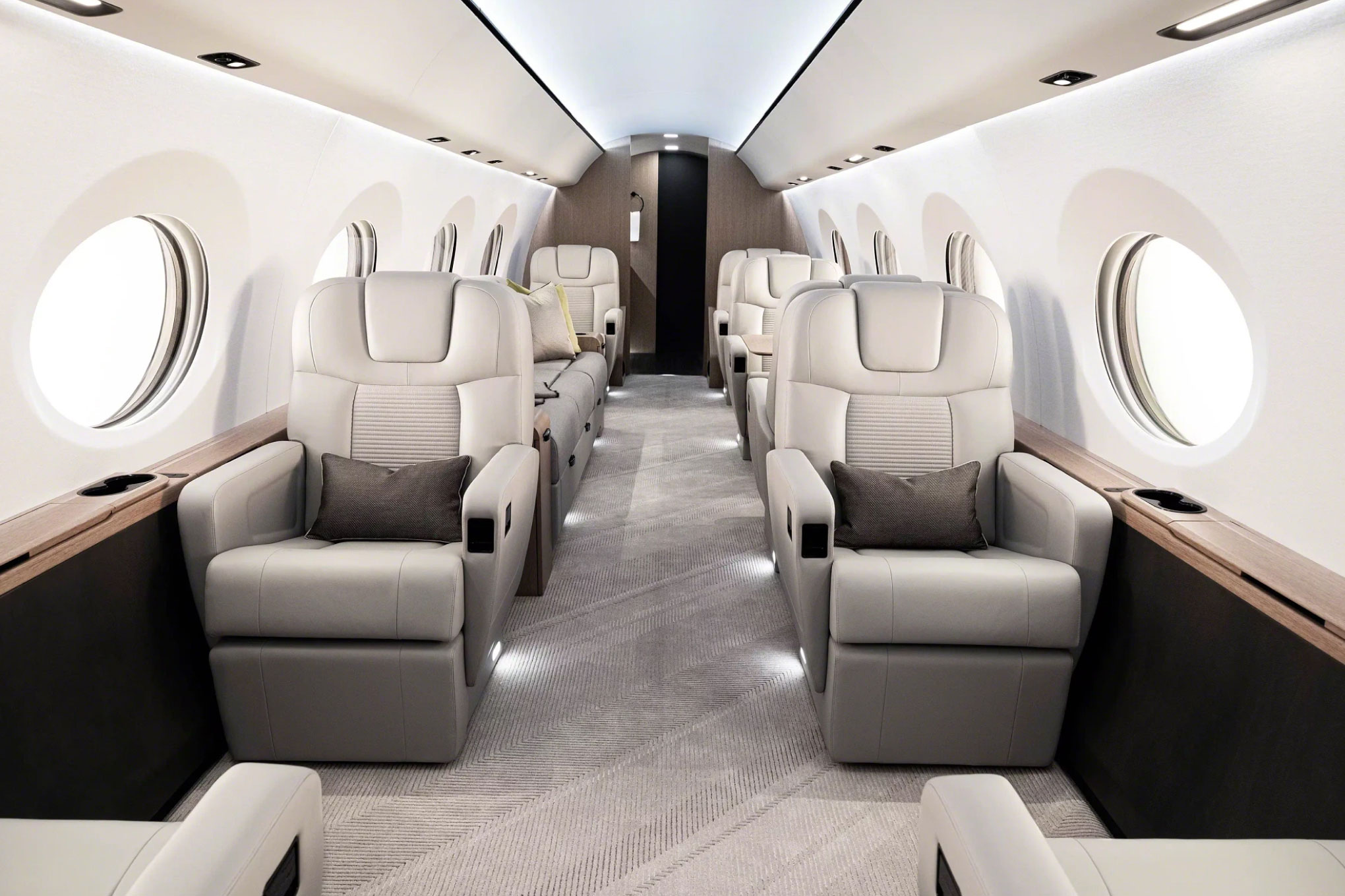 Gulfstream G400 cabin aisle lined with club seats
