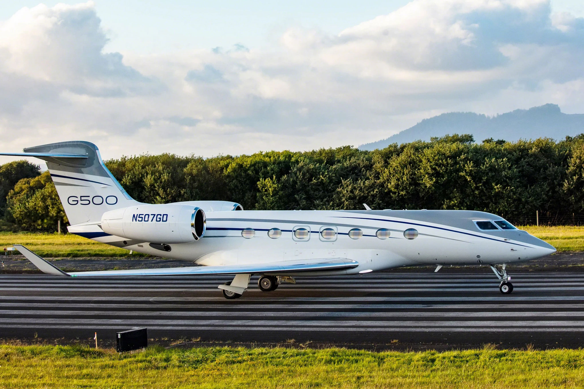 Gulfstream G500 on the runway, side view