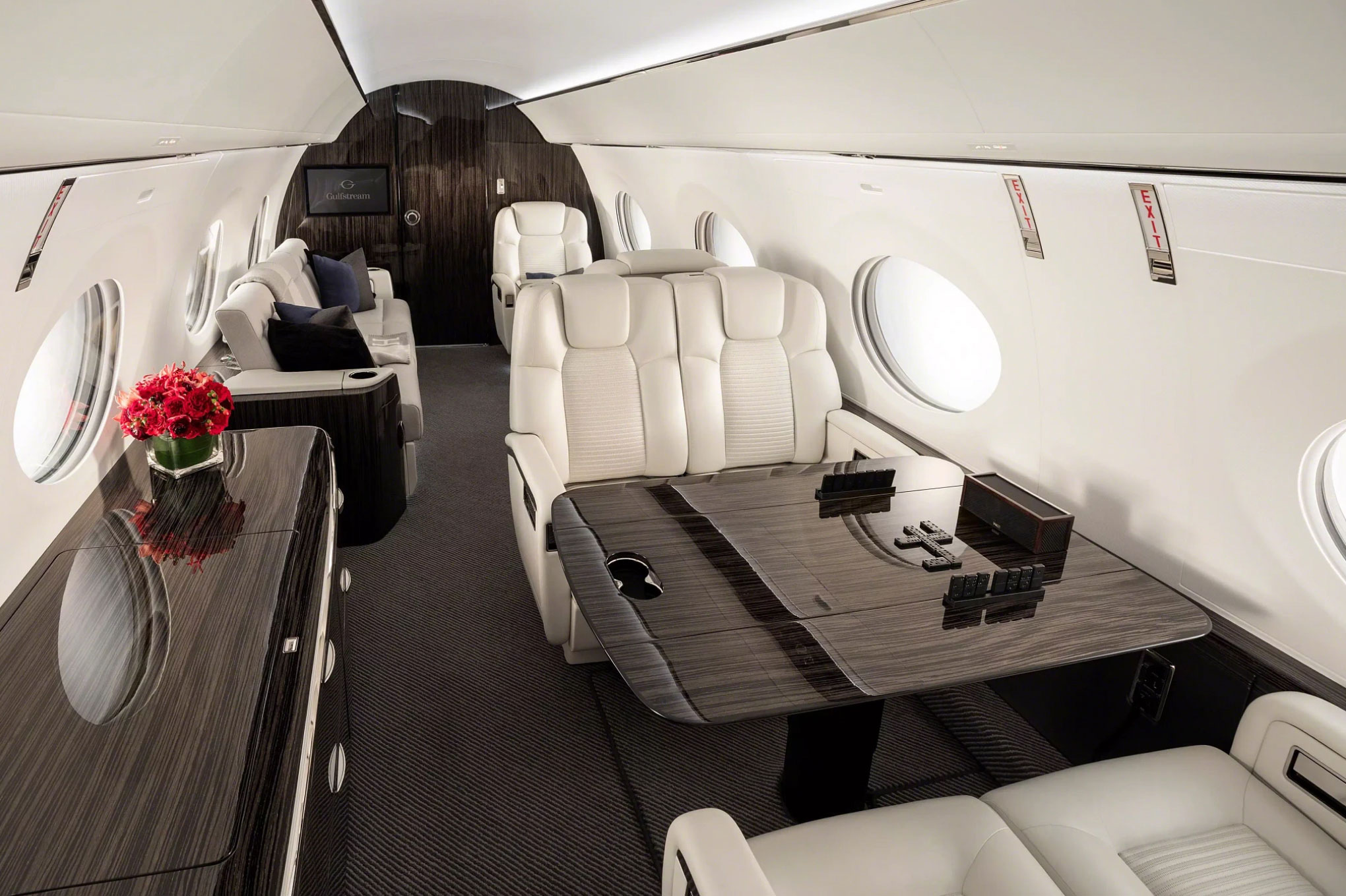 Gulfstream G500 cabin dining table with club seating