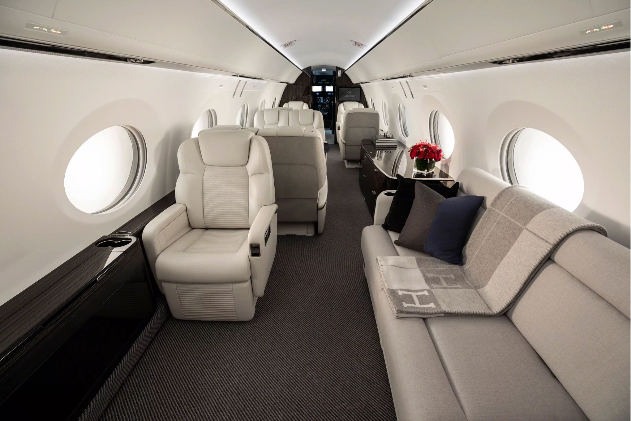 Gulfstream G500 cabin club seat opposite a divan