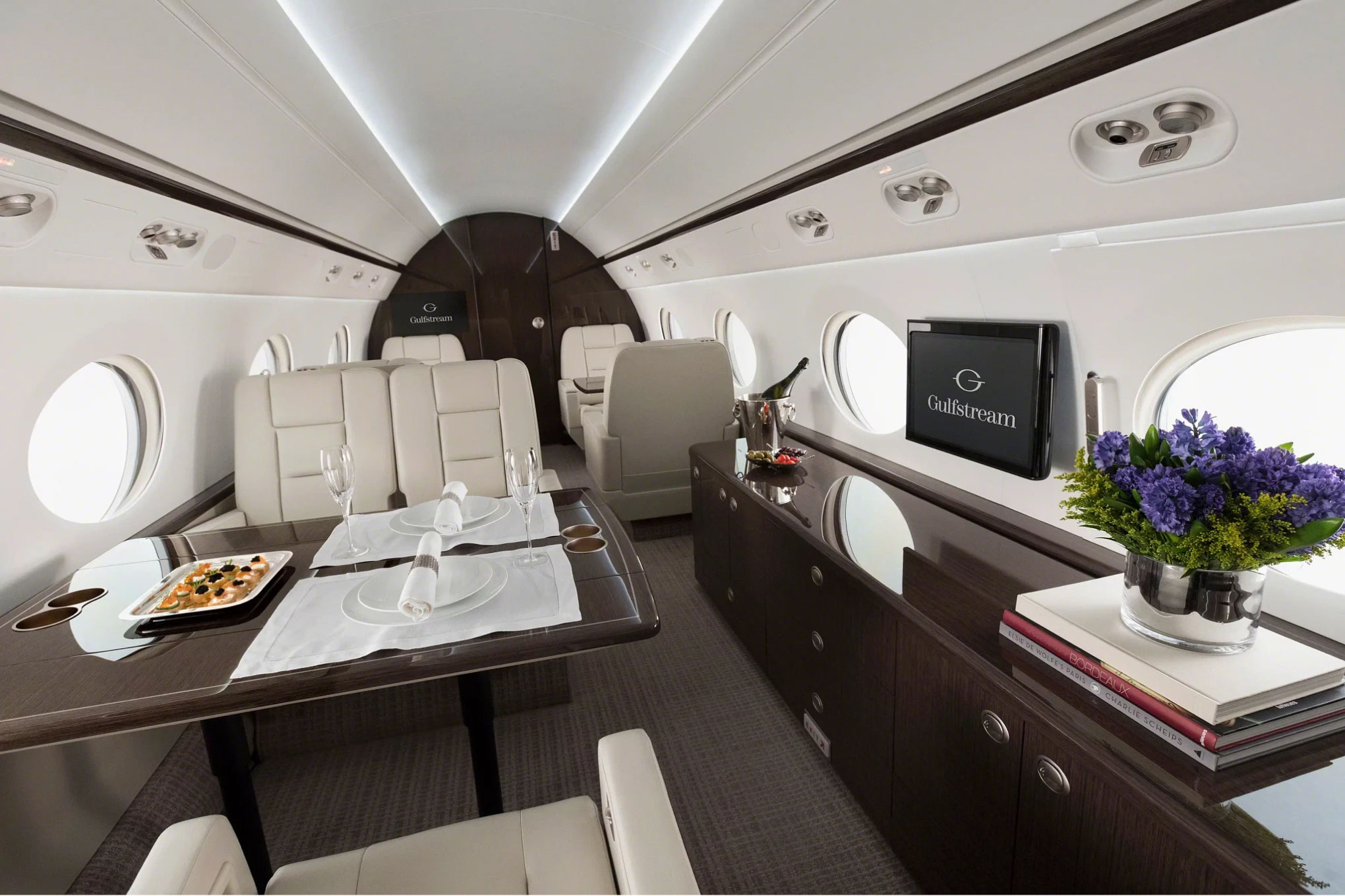 Gulfstream G550 cabin dining table with club seating