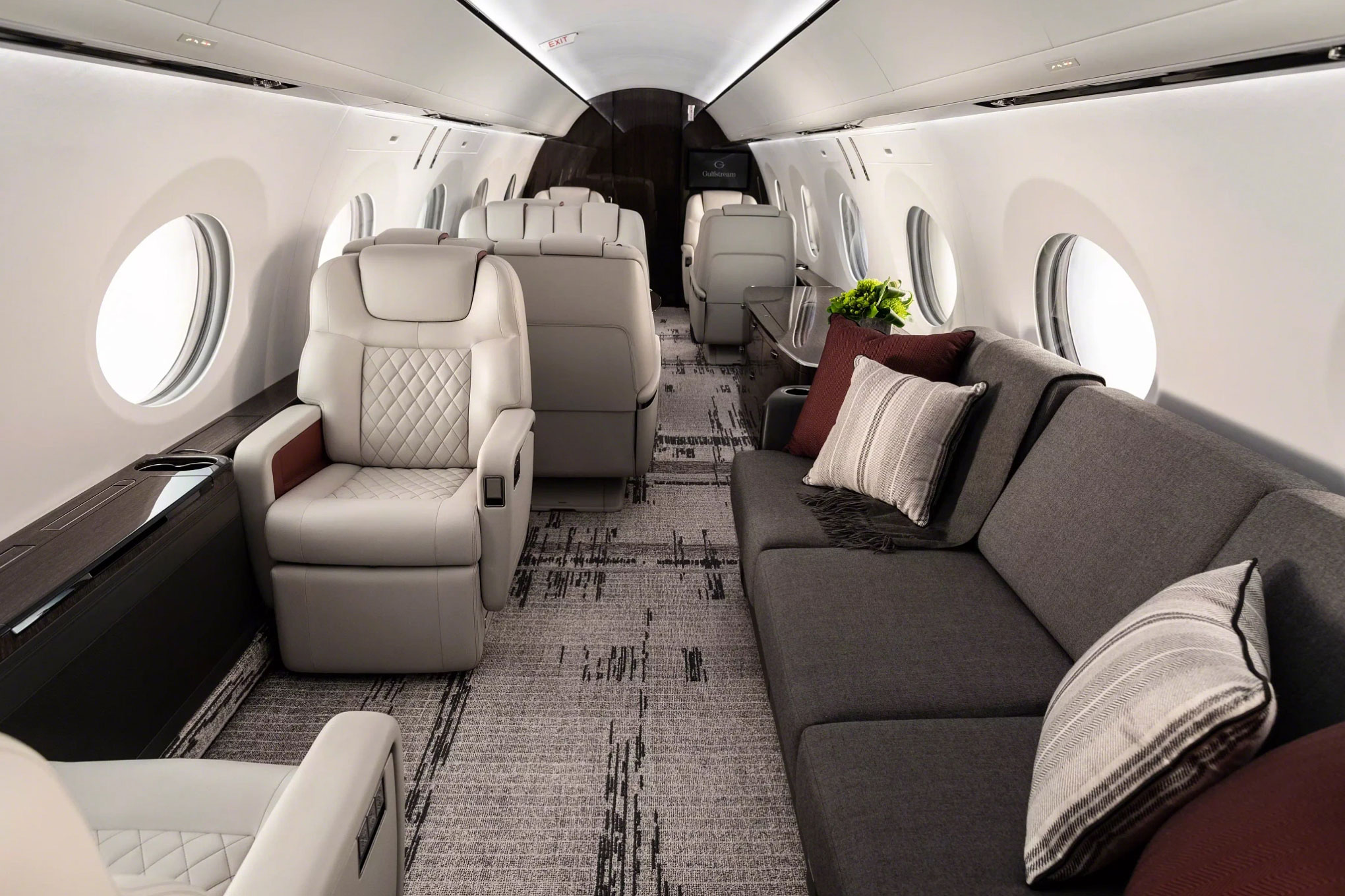 Gulfstream G600 cabin with club seats and a long divan