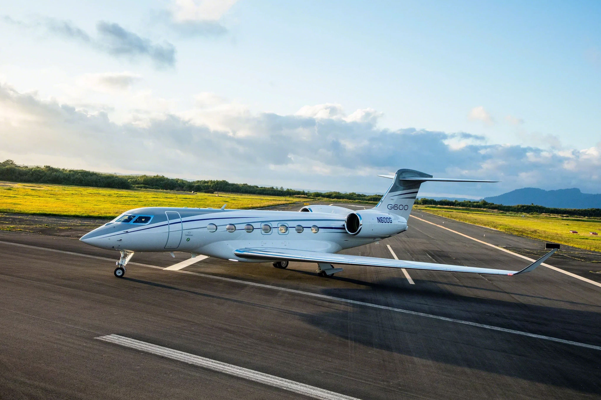 Gulfstream G600 rolling down the runway