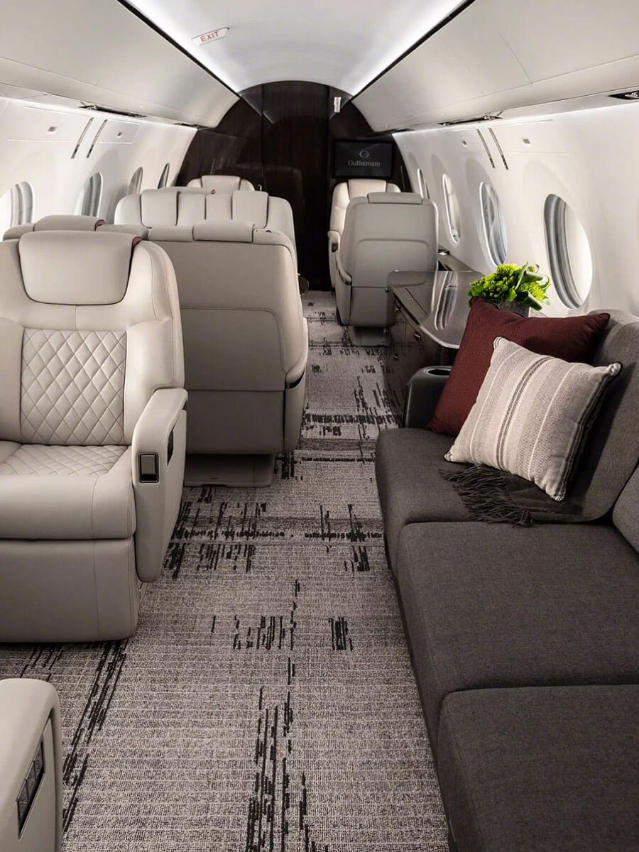 Gulfstream G600 cabin club seats and divan, portrait view