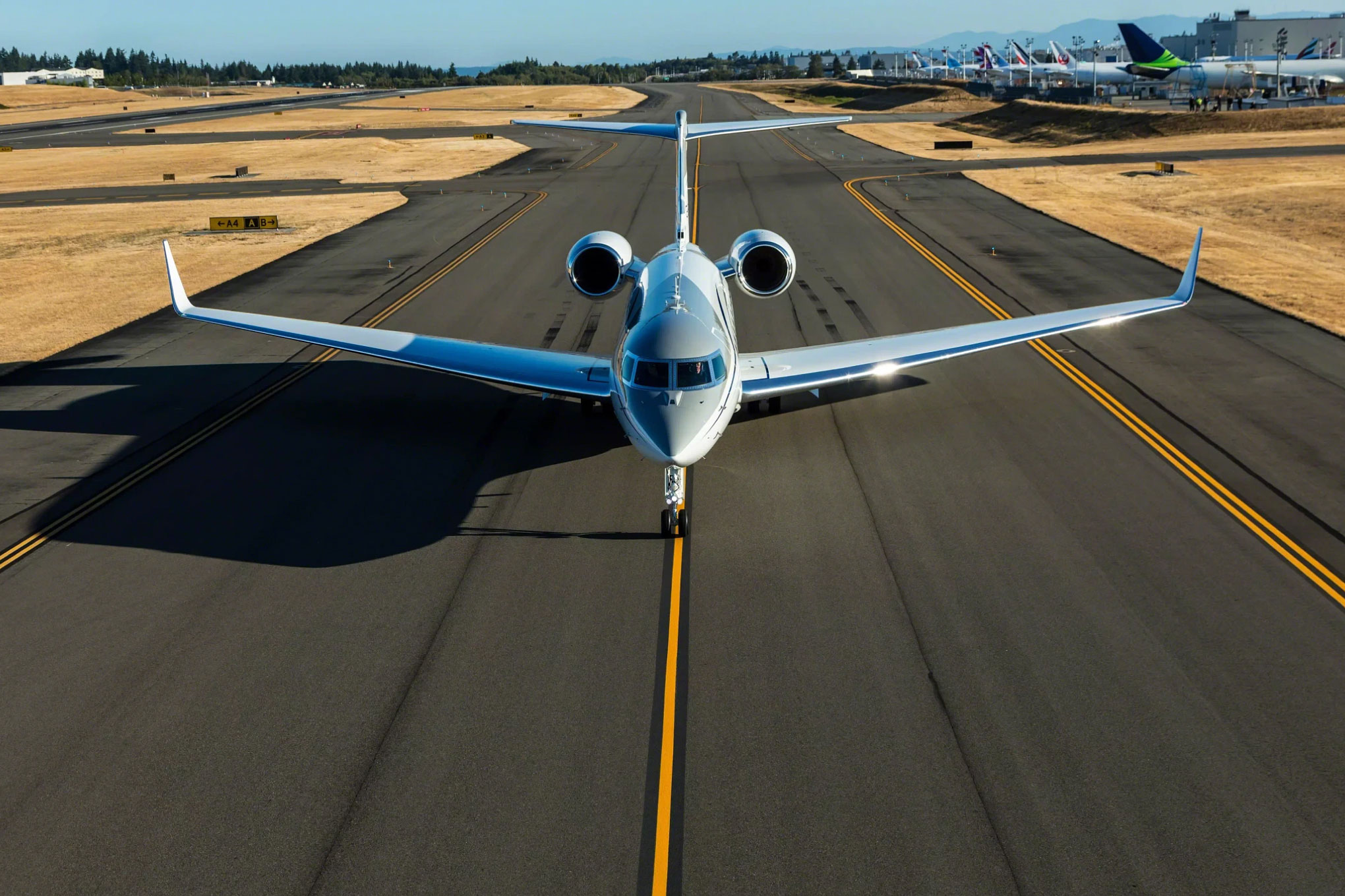 Gulfstream G650 on the runway, head-on