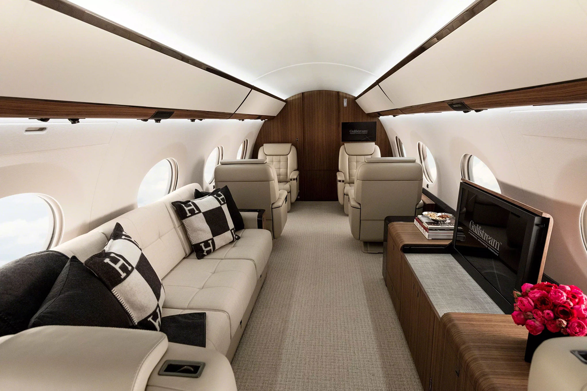 Gulfstream G650 cabin divan and club seats